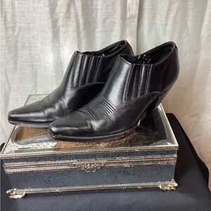 Lucchese Charlie I Horse western leather ankle boots; size: 7.5